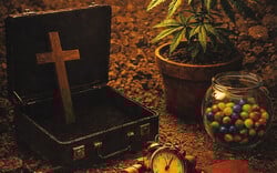 Ο Ημιυπαίθριος: Το έργο του Γιώργου Αλκαίου συνεχίζεται για λίγες ακόμα παραστάσεις