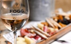 Η Σκιάθος «τσουγκρίζει» για την έναρξη της σεζόν: Το οινικό ραντεβού που καθορίζει τις λίστες του νησιού