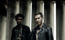 Η επιστροφή των Massive Attack με τον Tom Waits σε ένα τραγούδι για τους πολέμους του τώρα