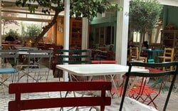 Ο Αφούσης: Η αγαπημένη ταβέρνα των Εξαρχείων επιστρέφει με νέο όνομα και την ίδια αυθεντική γοητεία