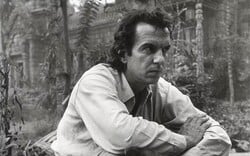 Ντιν Ταβουλάρης (1932-2026): Ο «Νονός» της σύγχρονης σκηνογραφίας