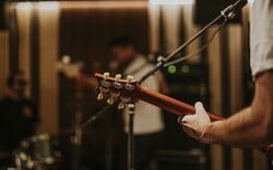 SPACESHIP Trio: Jazz αυτοσχεδιασμός, rock ενέργεια και world επιρροές σε ένα live που σε ταξιδεύει