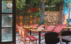 Plakaki: Aperitivo και νόστιμο pairing στην όμορφη πλατεία της Πλάκας