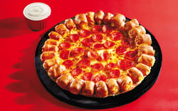 Pizza Hut: Μόλις ήρθε η νέα Cheesy Bites Pizza για να την απολαμβάνεις μπουκιά - μπουκιά με Pop it. Dip it!
