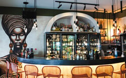 Ζιράφ: Ένα wine bar που τολμά να ξεχωρίζει