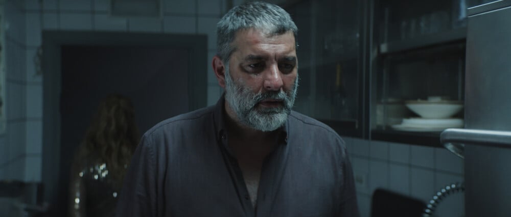 First Look: Η «ΣΠΑΣΜΕΝΗ ΦΛΕΒΑ» του Γιάννη Οικονομίδη έχει ημερομηνία κυκλοφορίας – Δείτε τα πρώτα stills