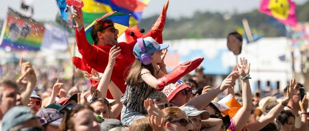 Glastonbury 2025: Πώς έζησα για πρώτη φορά το πιο θρυλικό μουσικό φεστιβάλ στον πλανήτη