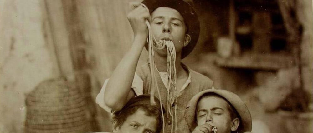 Κάποτε το να τρως μακαρόνια με τη χούφτα ήταν θέαμα του δρόμου