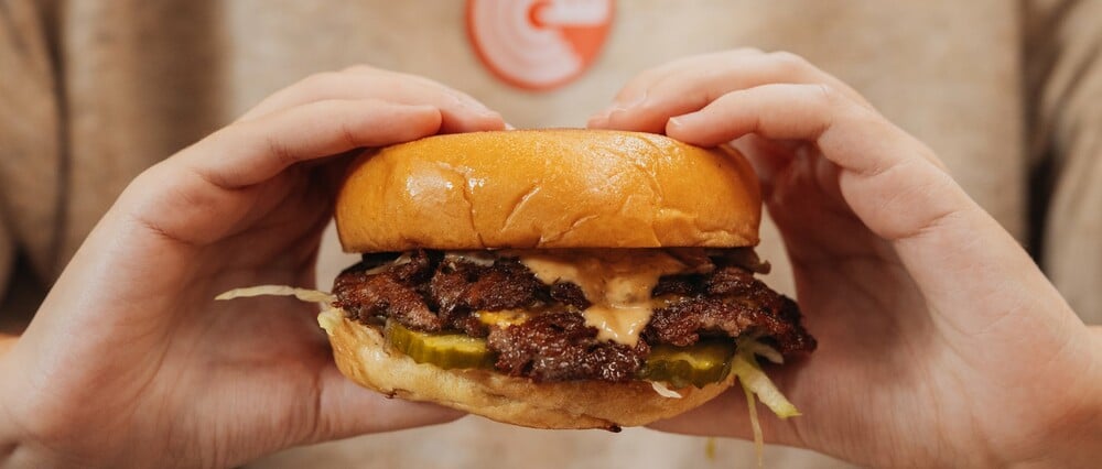 Στο F* Smashing για burgers με crispy μπιφτέκια, sando και buffalo wings με ασιατικό twist