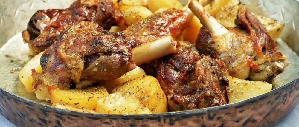 «Mε αρνί στον φούρνο καθημερινή, ξεχνιέμαι, νομίζω πως είναι Κυριακή» 