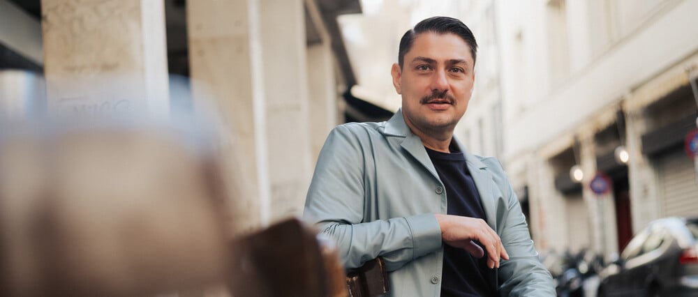 Ο takis ξεκίνησε από το Κιάτο και έφτασε στα κορυφαία θέατρα του κόσμου