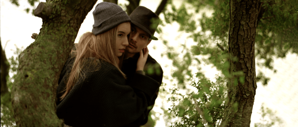 «Κίτρινο Φεγγάρι, η Μπαλάντα της Λέιλα και του Λη»: Ένα ενήλικο παραμύθι στο Θέατρο Βαφείο