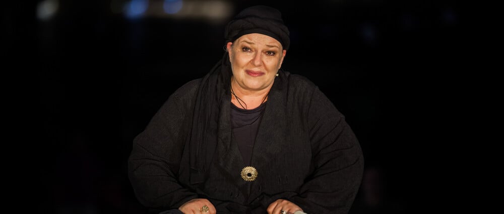 «Η Κυρά της Ρω»: Μία σπάνια θεατρική εμπειρία φωτίζει τη ζωή μιας γυναίκας που έγινε θρύλος