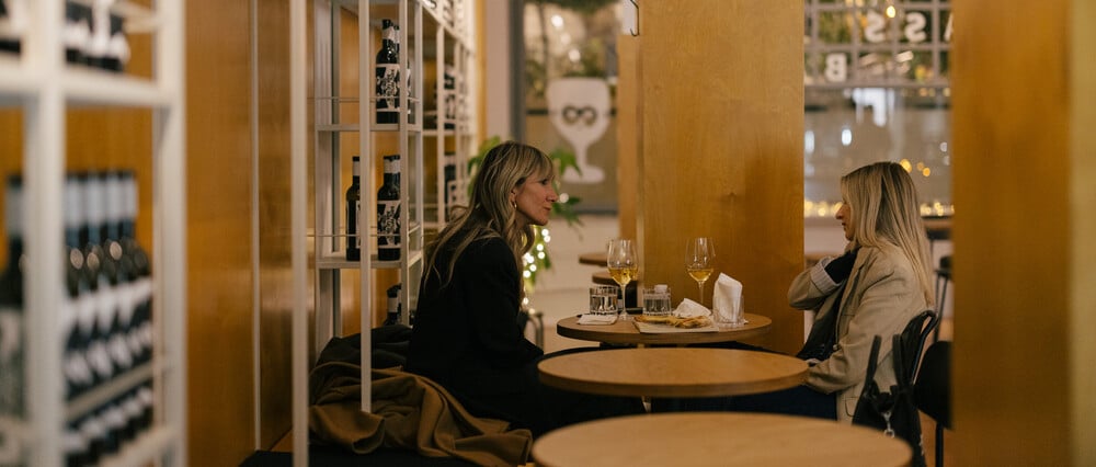 «Philip Glass»: Ένα wine bar χωμένο στην Πανόρμου