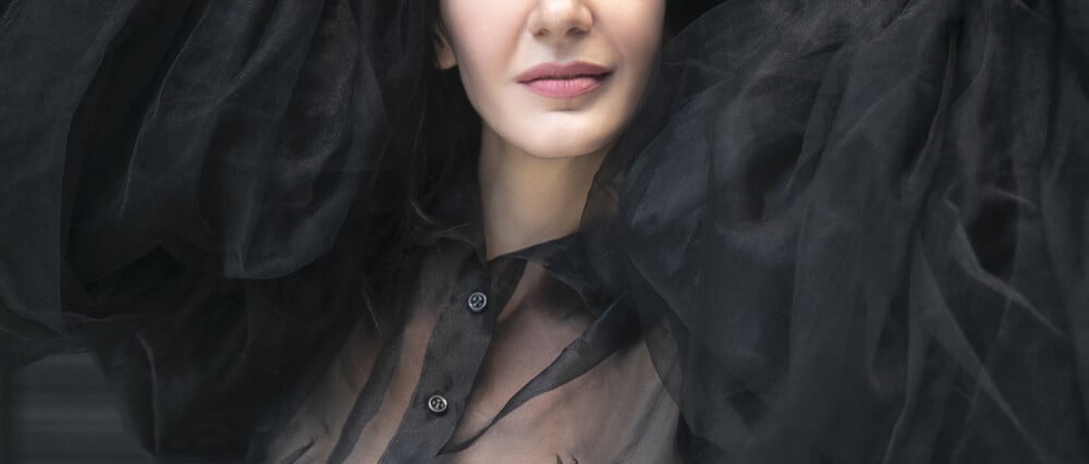 Θέμις Εικοσιπεντάρχου (Themis Eleni): Μια καλλιτέχνις που κάνει το γέλιο τελετουργία