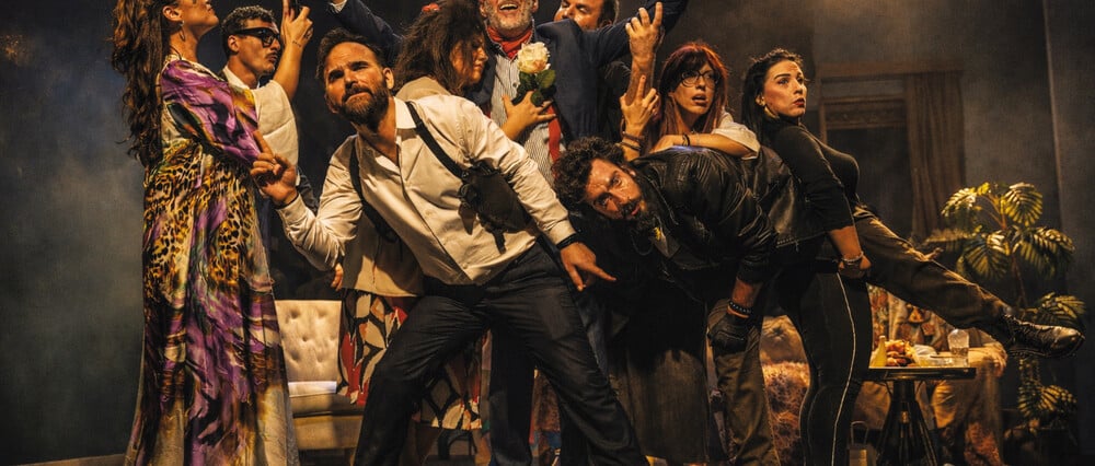 Ο Ημιυπαίθριος του Γιώργου Αλκαίου: Μια σουρεαλιστική κωμωδία για όλα τα σοβαρά της ζωής