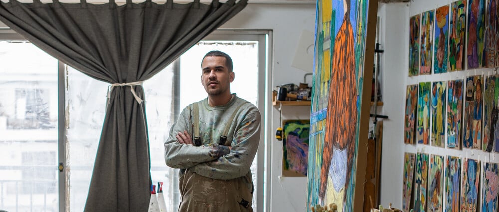 Ο Μιχάλης Κιούσης ζωγραφίζει ανθρώπινες φιγούρες σε αφρικανικά τοπία