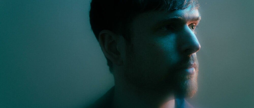 O Τζέιμς Μπλέικ τραγουδάει για την αγάπη μέσα σε ζόρικους καιρούς