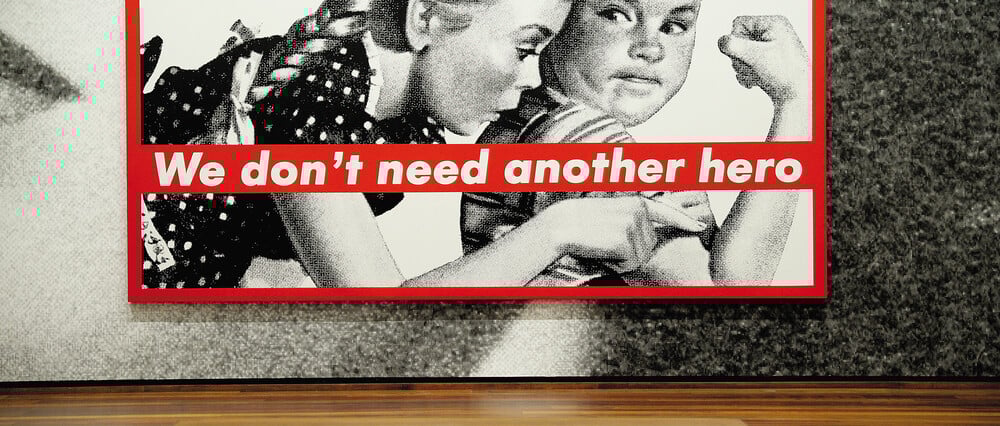 Οι αιχμηρές λέξεις και οι καθηλωτικές εικόνες της Μπάρμπαρα Κρούγκερ