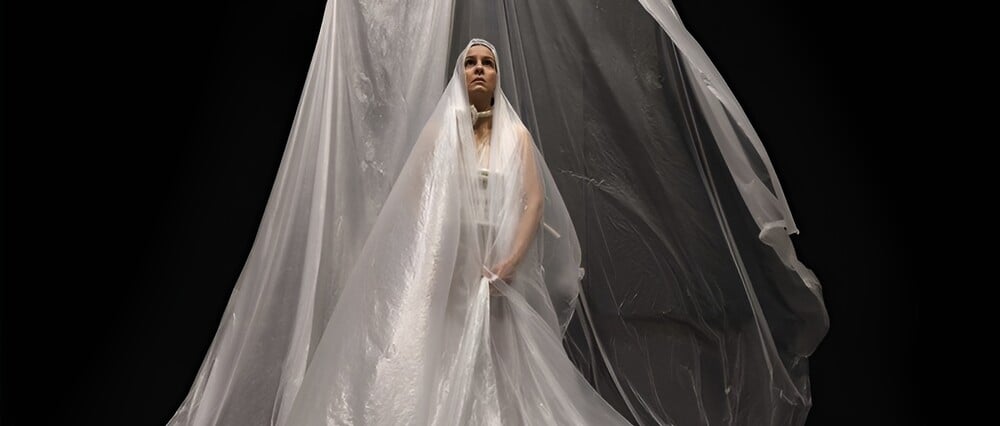 «ΚΟΜΜΑ» | Performance Σωματικού Θεάτρου: Η ιστορία μιας γυναίκας από τη γέννηση έως τον θάνατο