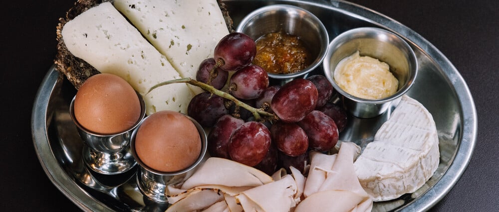 Από πότε τρώμε βραστά αυγά στα εστιατόρια και στα μπαρ της Αθήνας;