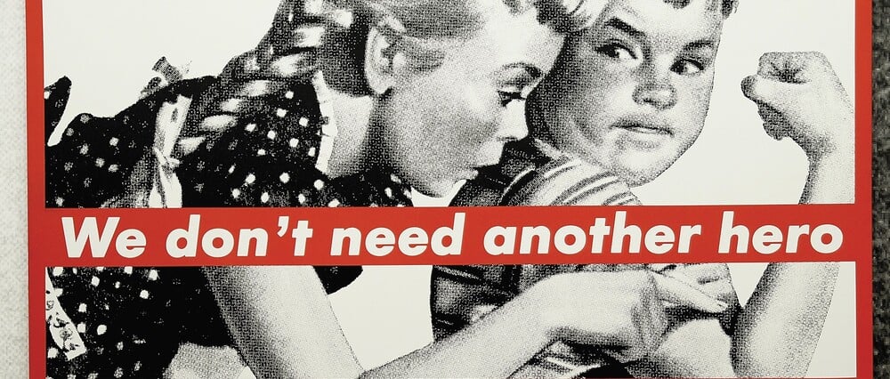 Οι αιχμηρές λέξεις και οι καθηλωτικές εικόνες της Μπάρμπαρα Κρούγκερ