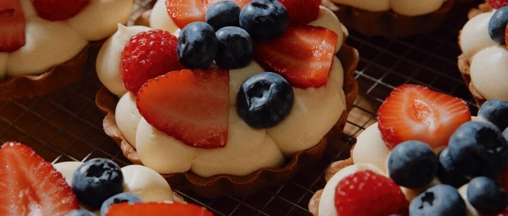 Λαχταριστές τάρτες της πόλης με φράουλες και berries