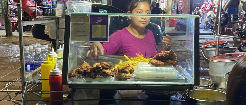 Το κοτόπουλο ως πατρίδα: Aπό το pollo a la brasa στο καζάνι της ajiaco