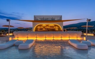 Summer nights, beach vibes & DJ sets: όλα οδηγούν στο Isla Brown Corinthia, Curio Collection by Hilton