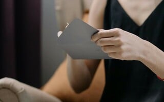 Τι θα έκανες αν λάμβανες μια πρόσκληση από έναν άγνωστο;