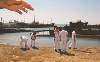 (Όλα)ν, όσα αφήνουμε < για ένα αύριο που δε θα 'ρθει ποτέ...