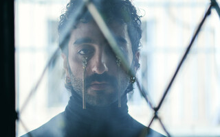 Κάπου περνούσε μια φωνή