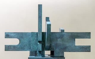 Μεταξύ Κενού και Ύλης