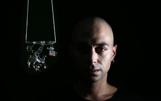 Μέσα στο ναρκοπέδιο, μου είπαν πως θα μάθω να χορεύω