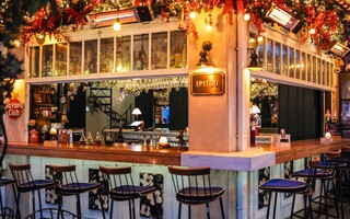 Ipitou the bar: Αυτό το street bar γιορτάζει όπως ξέρει, στον δρόμο, με μουσική και παρέες