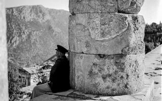 Οι Δελφοί τη δεκαετία του 1950 με τον φακό του Robert McCabe