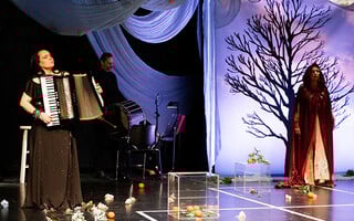 Η ωραία Ελένη στην κοιλάδα των νεκρών ερώτων