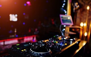 Enoo Napa b2b Da Capo και Mahmut Orhan έρχονται στο Bolivar Beach Club