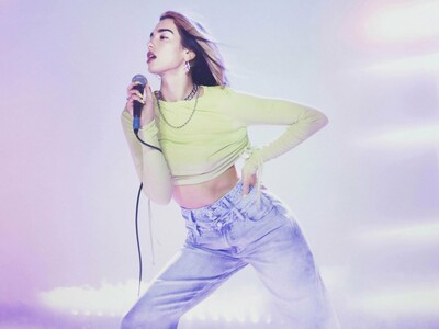 Η Dua Lipa παρουσιάζει τη δεύτερη συλλογή της σε συνεργασία με την Pepe Jeans για την Άνοιξη/Καλοκαίρι 2020