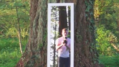 Επικός τύπος κολλάει το ίντερνετ με έναν «μαγικό» καθρέφτη στο δάσος