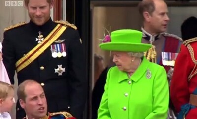Η στιγμή που η Βασίλισσα Ελισάβετ κατσαδιάζει τον πρίγκηπα Ουίλιαμ μπροστά στις κάμερες