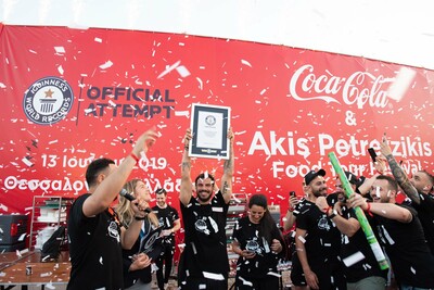 Ο Άκης Πετρετζίκης, με την υποστήριξη της Coca-Cola, έσπασε ένα από τα GUINNESS WORLD RECORDS ™