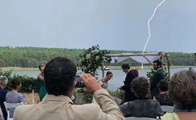 Χτύπησε κεραυνός «δίπλα» στον γάμο, ενώ ο γαμπρός έλεγε στη νύφη πως το 2020 δεν ήταν η καλύτερη χρονιά