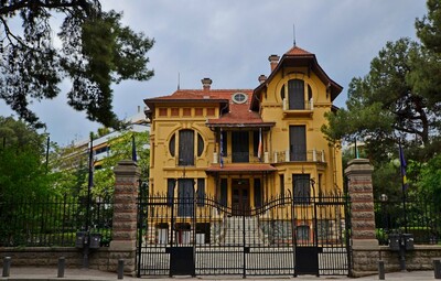 Η λεωφόρος των εξοχών οδηγεί στη Βίλα Μπιάνκα
