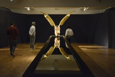 Η «Αγγελιοφόρος» του Αυστραλού γλύπτη Sam Jinks παρουσιάζεται στο Μουσείο Μπενάκη