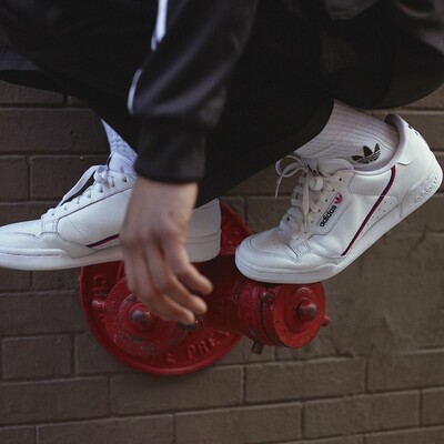 Τι λέει για σένα το χρώμα των sneakers σου;