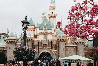 Ονειρεύεσαι ταξίδι στην Disneyland; Γνώρισε μια δυνατή σχέση που σου χαρίζει μαγευτικές εμπειρίες