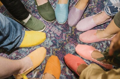 Η TOMS σε προσκαλεί να γιορτάσεις μαζί της τον ερχομό του καλοκαιριού!