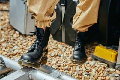 Dr. Martens: Τα μποτάκια που όλοι αγαπήσαμε γιορτάζουν τα 60 χρόνια τους