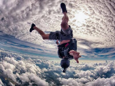 Να τι κατέγραψε μια κάμερα GoPro ενώ πέφτει από τα 3000 μέτρα